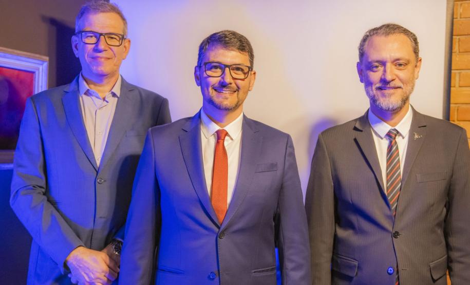 Reitor da Unioeste toma posse na presidência da Apiesp