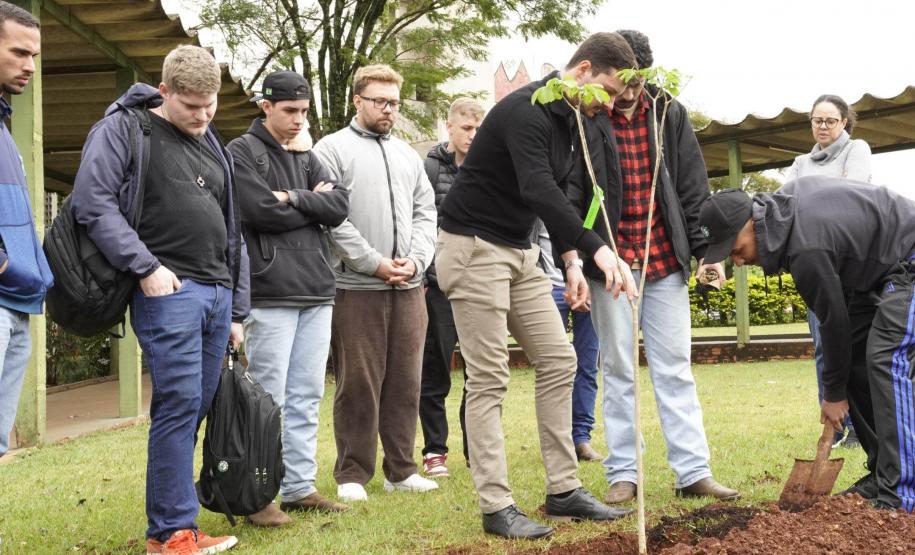 Comunidade acadêmica da Unioeste presta homenagens às vítimas do voo 2283