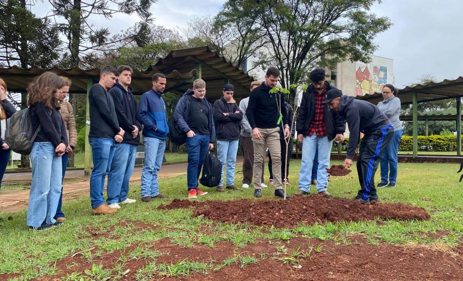 Comunidade acadêmica da Unioeste presta homenagens às vítimas do voo 2283