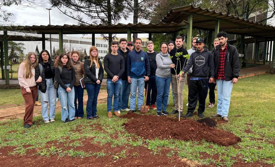 Comunidade acadêmica da Unioeste presta homenagens às vítimas do voo 2283