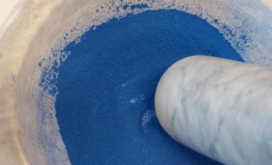 Pesquisadora da Unicentro inova com transformação de resíduo de alumínio como base em tratamento de água e pigmento para indústria