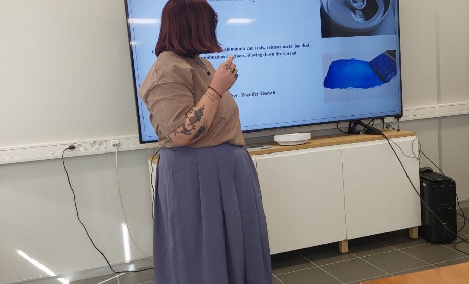 Pesquisadora da Unicentro inova com transformação de resíduo de alumínio como base em tratamento de água e pigmento para indústria