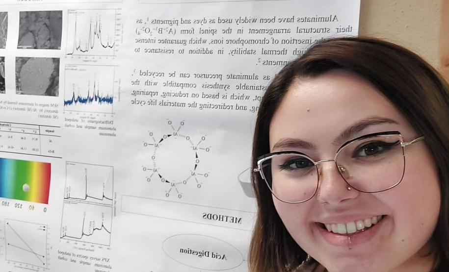Pesquisadora da Unicentro inova com transformação de resíduo de alumínio como base em tratamento de água e pigmento para indústria