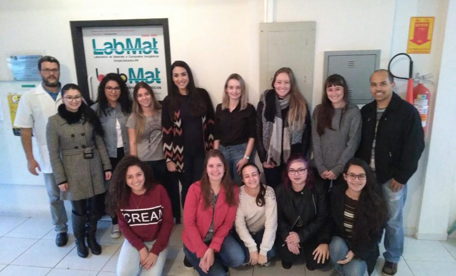 Pesquisadora da Unicentro inova com transformação de resíduo de alumínio como base em tratamento de água e pigmento para indústria