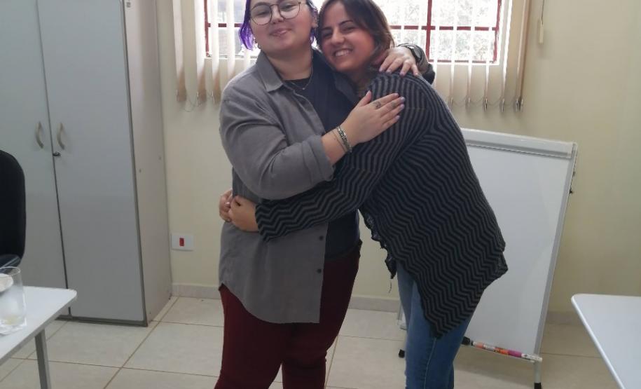 Pesquisadora da Unicentro inova com transformação de resíduo de alumínio como base em tratamento de água e pigmento para indústria