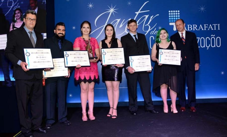 Pesquisadora da Unicentro inova com transformação de resíduo de alumínio como base em tratamento de água e pigmento para indústria