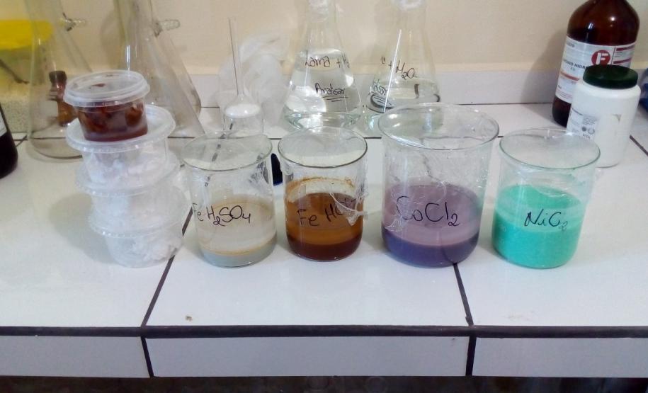 Pesquisadora da Unicentro inova com transformação de resíduo de alumínio como base em tratamento de água e pigmento para indústria