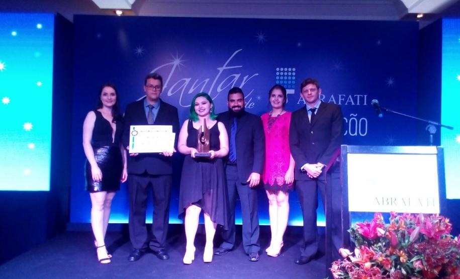 Pesquisadora da Unicentro inova com transformação de resíduo de alumínio como base em tratamento de água e pigmento para indústria