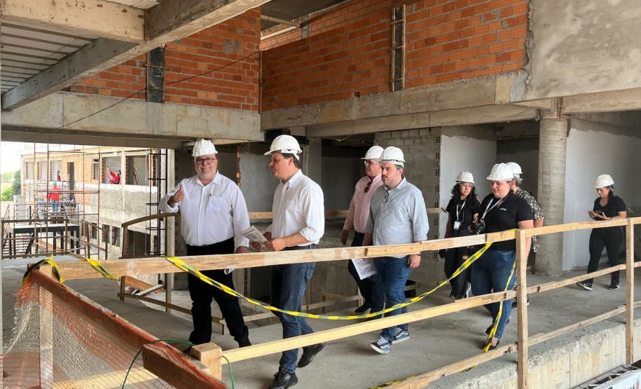 Secretários estaduais vistoriam obras do primeiro AME Universitário do país