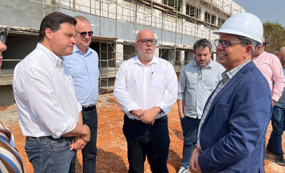 Secretários estaduais vistoriam obras do primeiro AME Universitário do país