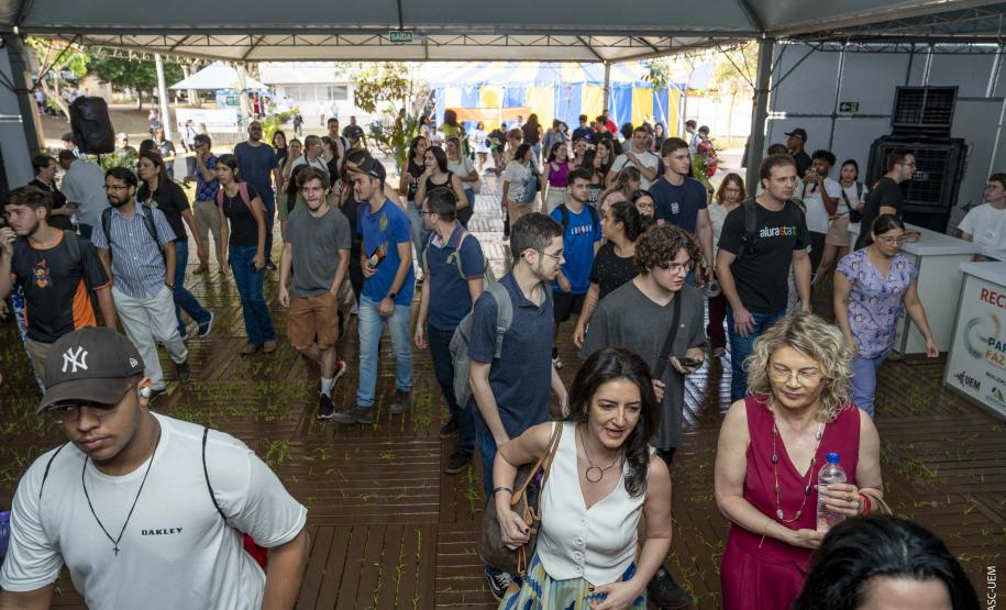 Pavilhão científico reúne milhares de visitantes e abre Paraná Faz Ciência na UEM