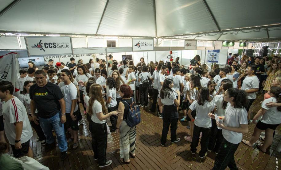 Pavilhão científico reúne milhares de visitantes e abre Paraná Faz Ciência na UEM