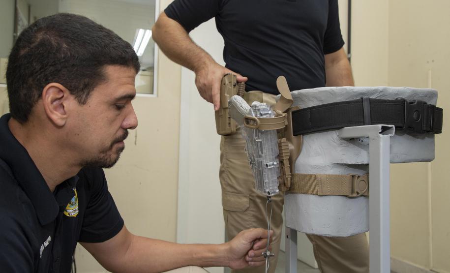 Tecpar desenvolve teste de segurança de coldre para licitação da PRF