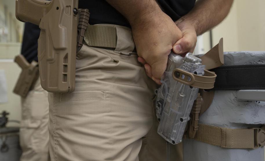 Tecpar desenvolve teste de segurança de coldre para licitação da PRF