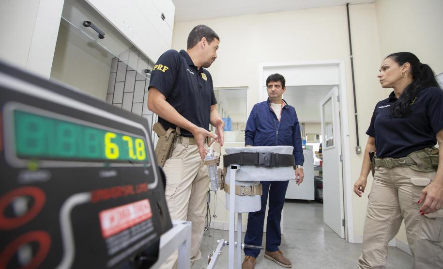 Tecpar desenvolve teste de segurança de coldre para licitação da PRF