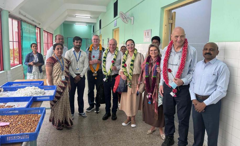 Paraná firma parceria com associação indiana para desenvolvimento da sericultura