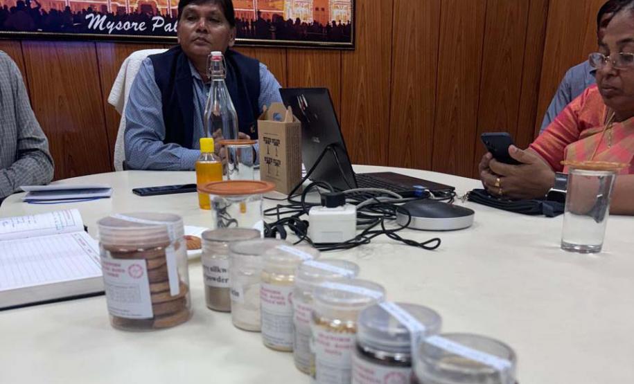 Paraná firma parceria com associação indiana para desenvolvimento da sericultura