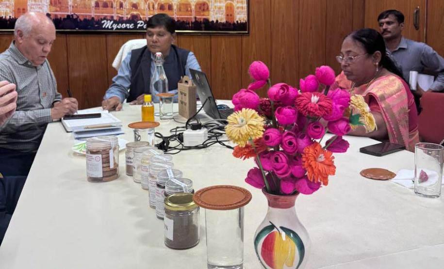 Paraná firma parceria com associação indiana para desenvolvimento da sericultura