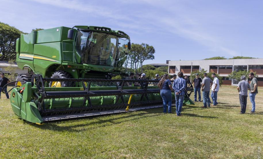 Máquinas agrícolas permitem aos alunos da UEM imersão em inovação tecnológica
