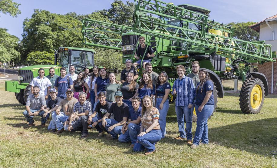 Máquinas agrícolas permitem aos alunos da UEM imersão em inovação tecnológica