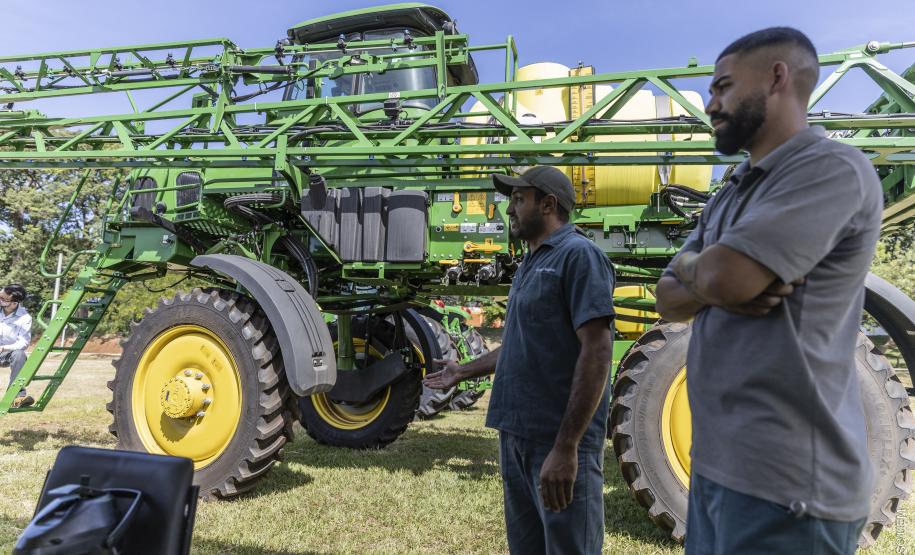Máquinas agrícolas permitem aos alunos da UEM imersão em inovação tecnológica