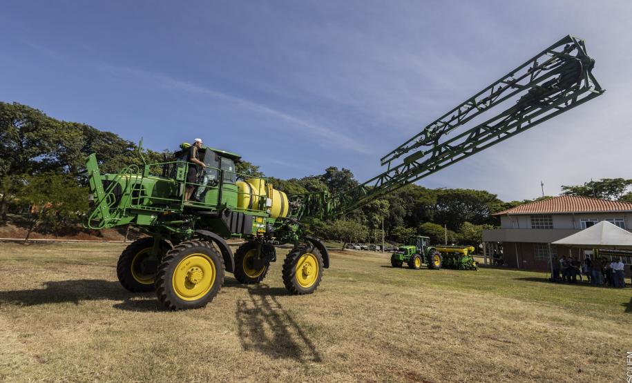 Máquinas agrícolas permitem aos alunos da UEM imersão em inovação tecnológica