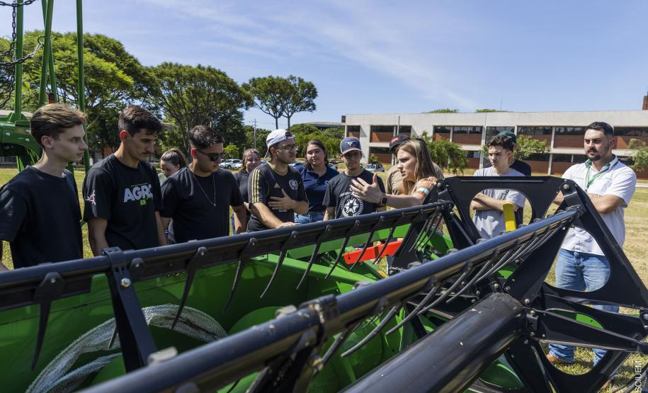Máquinas agrícolas permitem aos alunos da UEM imersão em inovação tecnológica