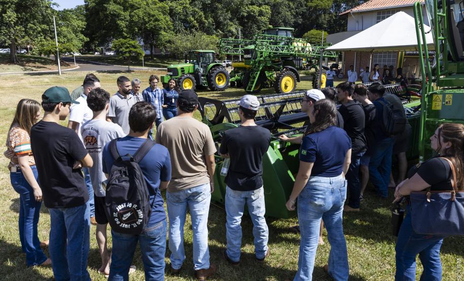 Máquinas agrícolas permitem aos alunos da UEM imersão em inovação tecnológica