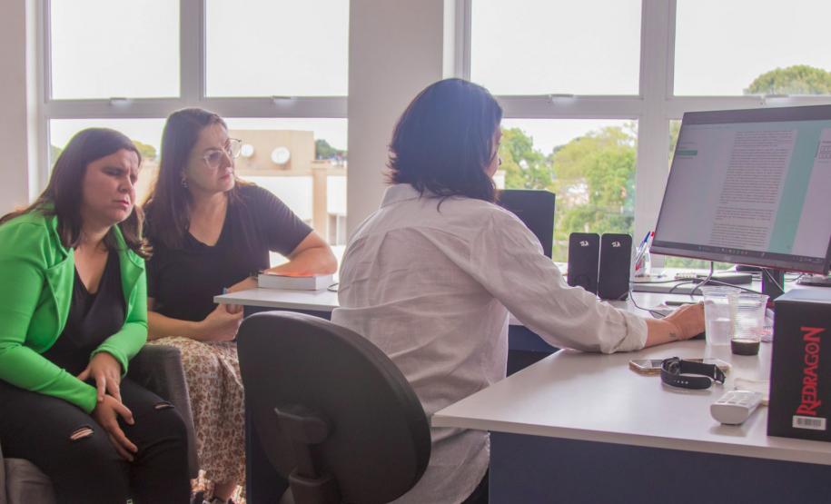 Inédito: aluna com deficiência visual faz prova de proficiência em língua estrangeira na UEPG