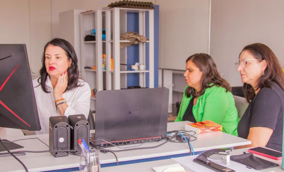 Inédito: aluna com deficiência visual faz prova de proficiência em língua estrangeira na UEPG