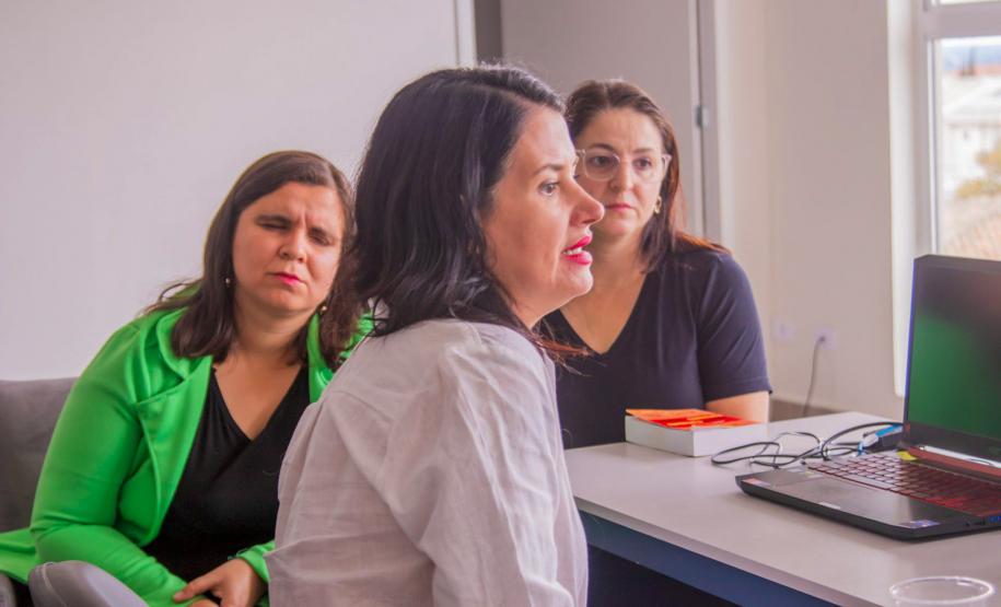 Inédito: aluna com deficiência visual faz prova de proficiência em língua estrangeira na UEPG