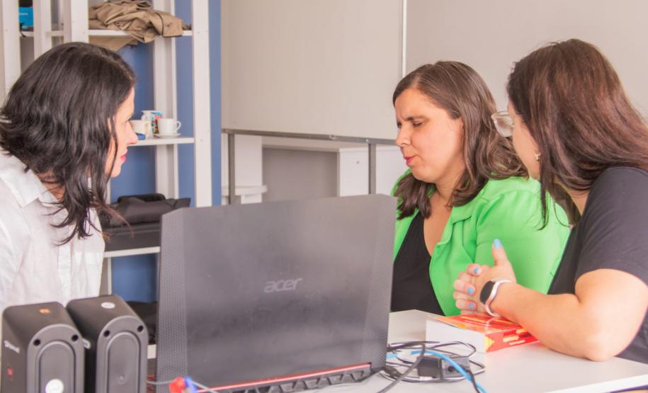 Inédito: aluna com deficiência visual faz prova de proficiência em língua estrangeira na UEPG