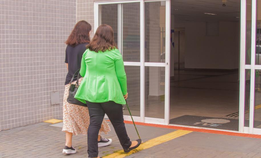 Inédito: aluna com deficiência visual faz prova de proficiência em língua estrangeira na UEPG