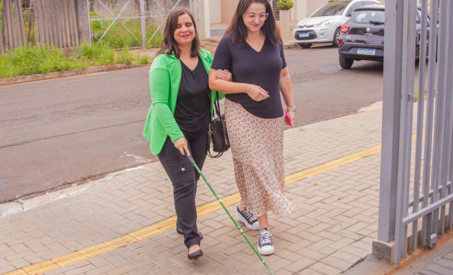 Inédito: aluna com deficiência visual faz prova de proficiência em língua estrangeira na UEPG