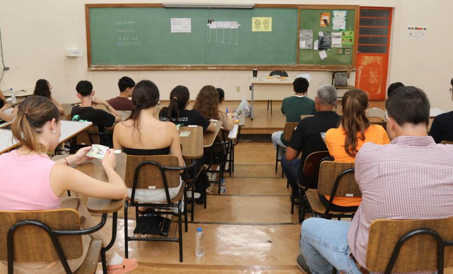 Vestibular 2025 da UEL reuniu milhares de jovens no domingo; provas seguem nesta segunda