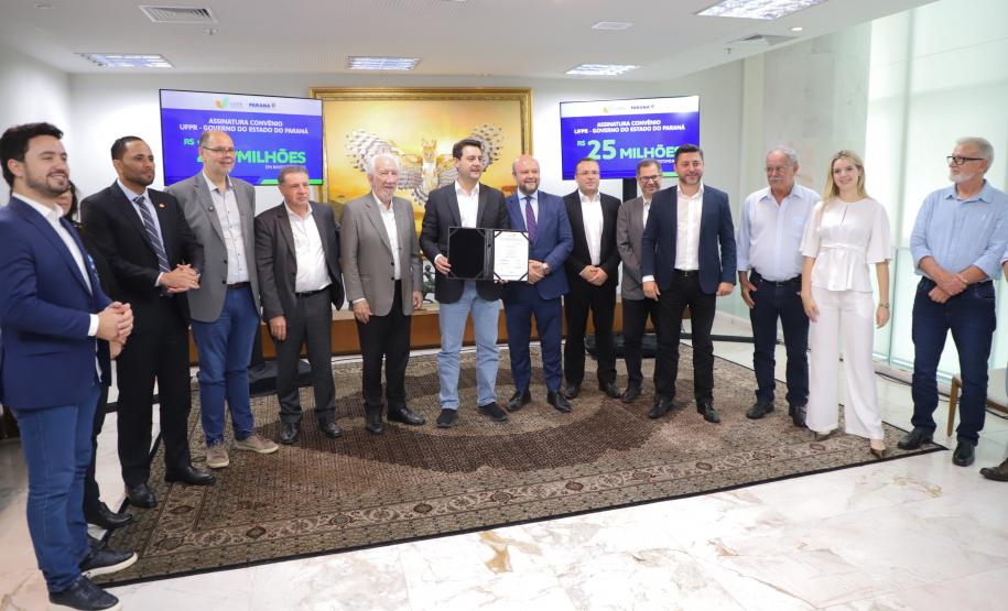 O governador Carlos Massa Ratinho Junior assinou nesta segunda-feira (02) o convênio entre o Governo do Estado e a Universidade Federal do Paraná (UFPR) para construção da sede própria da instituição em Jandaia do Sul, no Vale do Ivaí.