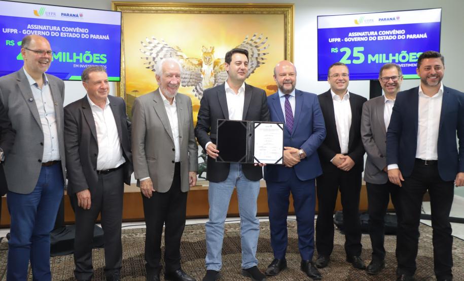 O governador Carlos Massa Ratinho Junior assinou nesta segunda-feira (02) o convênio entre o Governo do Estado e a Universidade Federal do Paraná (UFPR) para construção da sede própria da instituição em Jandaia do Sul, no Vale do Ivaí.