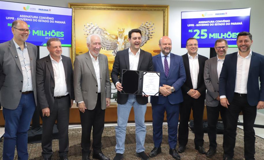O governador Carlos Massa Ratinho Junior assinou nesta segunda-feira (02) o convênio entre o Governo do Estado e a Universidade Federal do Paraná (UFPR) para construção da sede própria da instituição em Jandaia do Sul, no Vale do Ivaí.