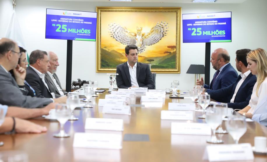 O governador Carlos Massa Ratinho Junior assinou nesta segunda-feira (02) o convênio entre o Governo do Estado e a Universidade Federal do Paraná (UFPR) para construção da sede própria da instituição em Jandaia do Sul, no Vale do Ivaí.