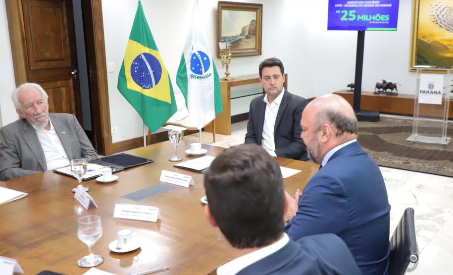 O governador Carlos Massa Ratinho Junior assinou nesta segunda-feira (02) o convênio entre o Governo do Estado e a Universidade Federal do Paraná (UFPR) para construção da sede própria da instituição em Jandaia do Sul, no Vale do Ivaí.