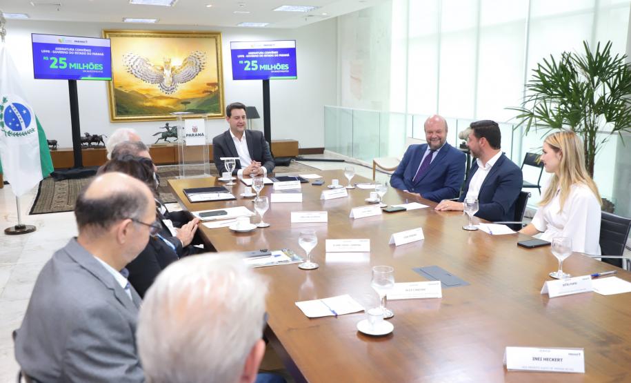 O governador Carlos Massa Ratinho Junior assinou nesta segunda-feira (02) o convênio entre o Governo do Estado e a Universidade Federal do Paraná (UFPR) para construção da sede própria da instituição em Jandaia do Sul, no Vale do Ivaí.