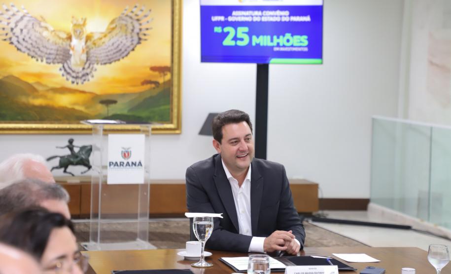 O governador Carlos Massa Ratinho Junior assinou nesta segunda-feira (02) o convênio entre o Governo do Estado e a Universidade Federal do Paraná (UFPR) para construção da sede própria da instituição em Jandaia do Sul, no Vale do Ivaí.