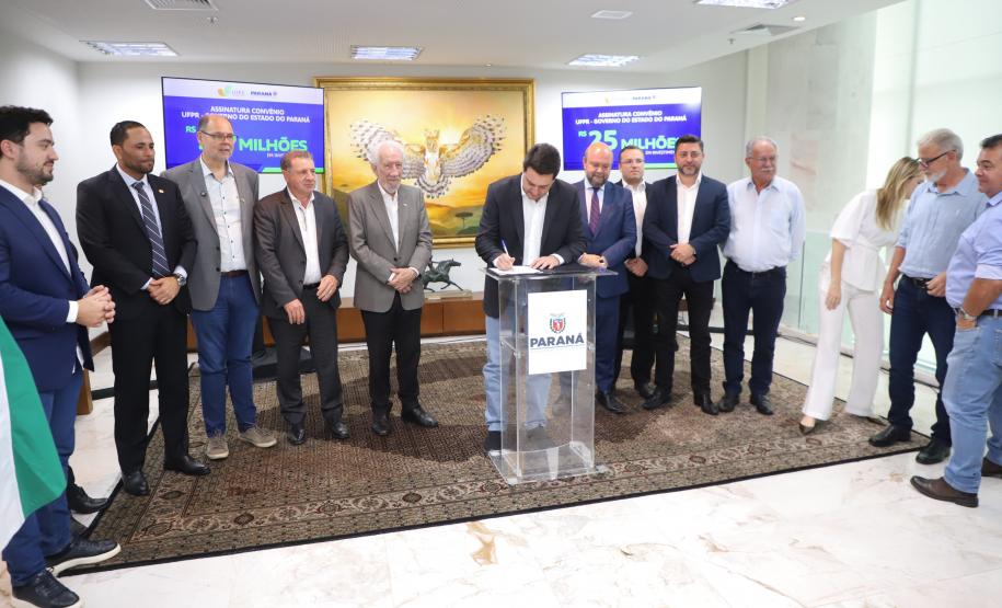 O governador Carlos Massa Ratinho Junior assinou nesta segunda-feira (02) o convênio entre o Governo do Estado e a Universidade Federal do Paraná (UFPR) para construção da sede própria da instituição em Jandaia do Sul, no Vale do Ivaí.