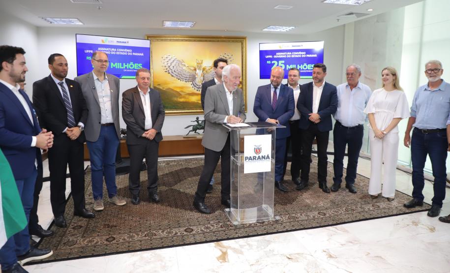 O governador Carlos Massa Ratinho Junior assinou nesta segunda-feira (02) o convênio entre o Governo do Estado e a Universidade Federal do Paraná (UFPR) para construção da sede própria da instituição em Jandaia do Sul, no Vale do Ivaí.