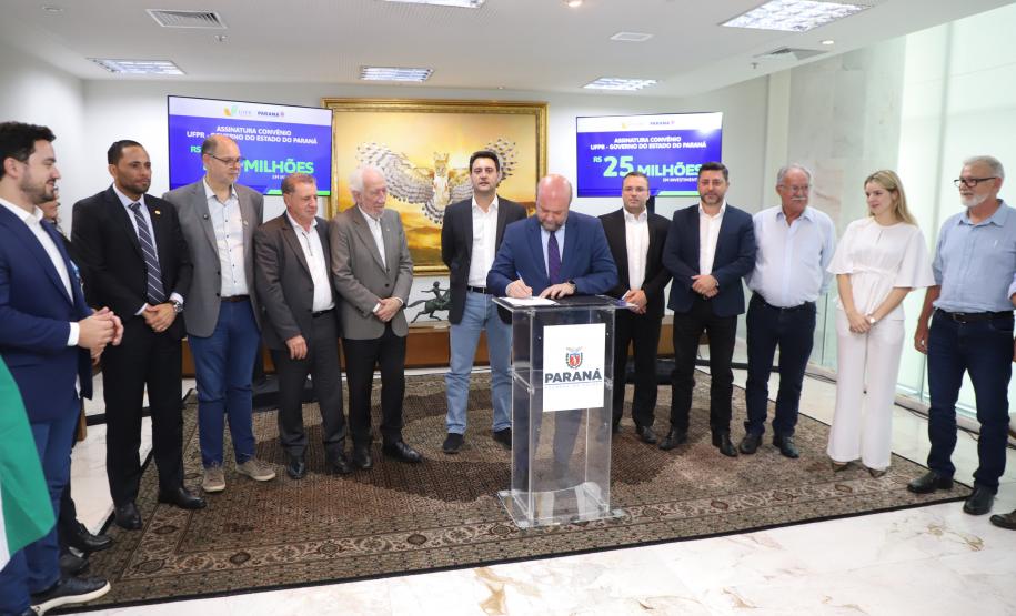 O governador Carlos Massa Ratinho Junior assinou nesta segunda-feira (02) o convênio entre o Governo do Estado e a Universidade Federal do Paraná (UFPR) para construção da sede própria da instituição em Jandaia do Sul, no Vale do Ivaí.