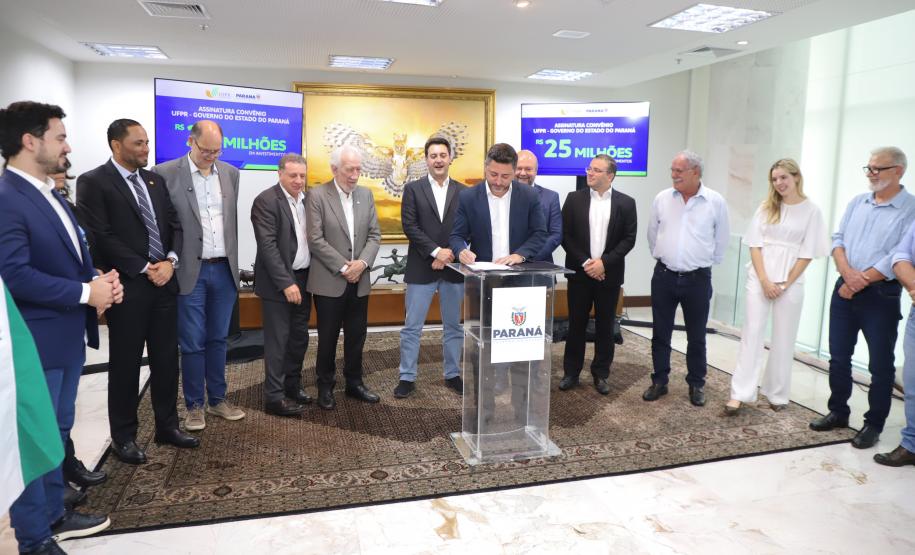O governador Carlos Massa Ratinho Junior assinou nesta segunda-feira (02) o convênio entre o Governo do Estado e a Universidade Federal do Paraná (UFPR) para construção da sede própria da instituição em Jandaia do Sul, no Vale do Ivaí.
