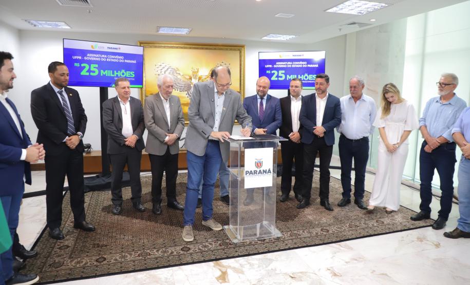 O governador Carlos Massa Ratinho Junior assinou nesta segunda-feira (02) o convênio entre o Governo do Estado e a Universidade Federal do Paraná (UFPR) para construção da sede própria da instituição em Jandaia do Sul, no Vale do Ivaí.