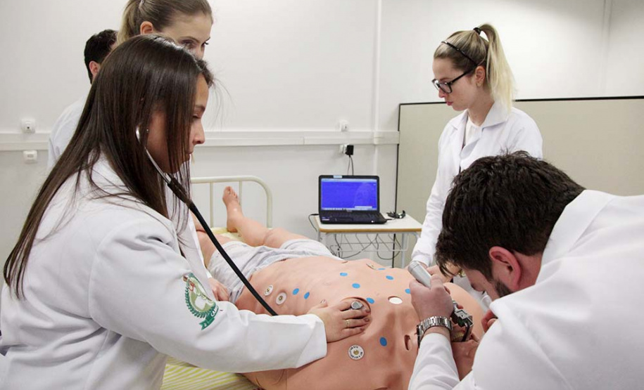 Governo destina R$ 6 milhões para universidades investirem em ensino de medicina com IA