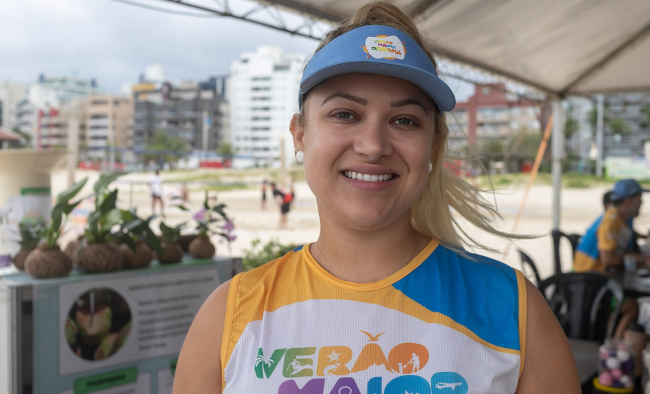 Veranistas aprendem a fazer vaso de plantas com fibra de coco em oficina no Verão Maior