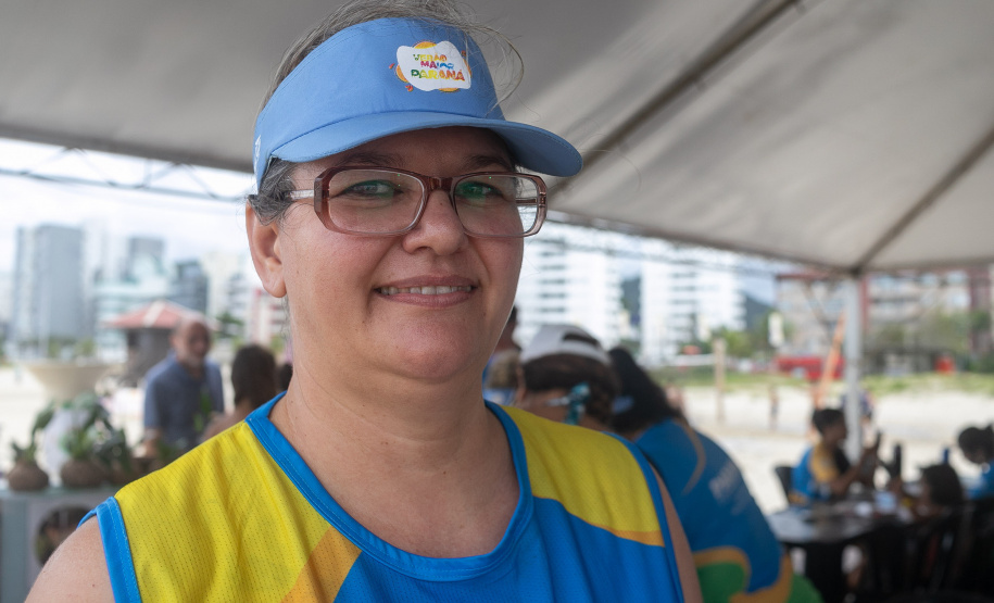 Veranistas aprendem a fazer vaso de plantas com fibra de coco em oficina no Verão Maior